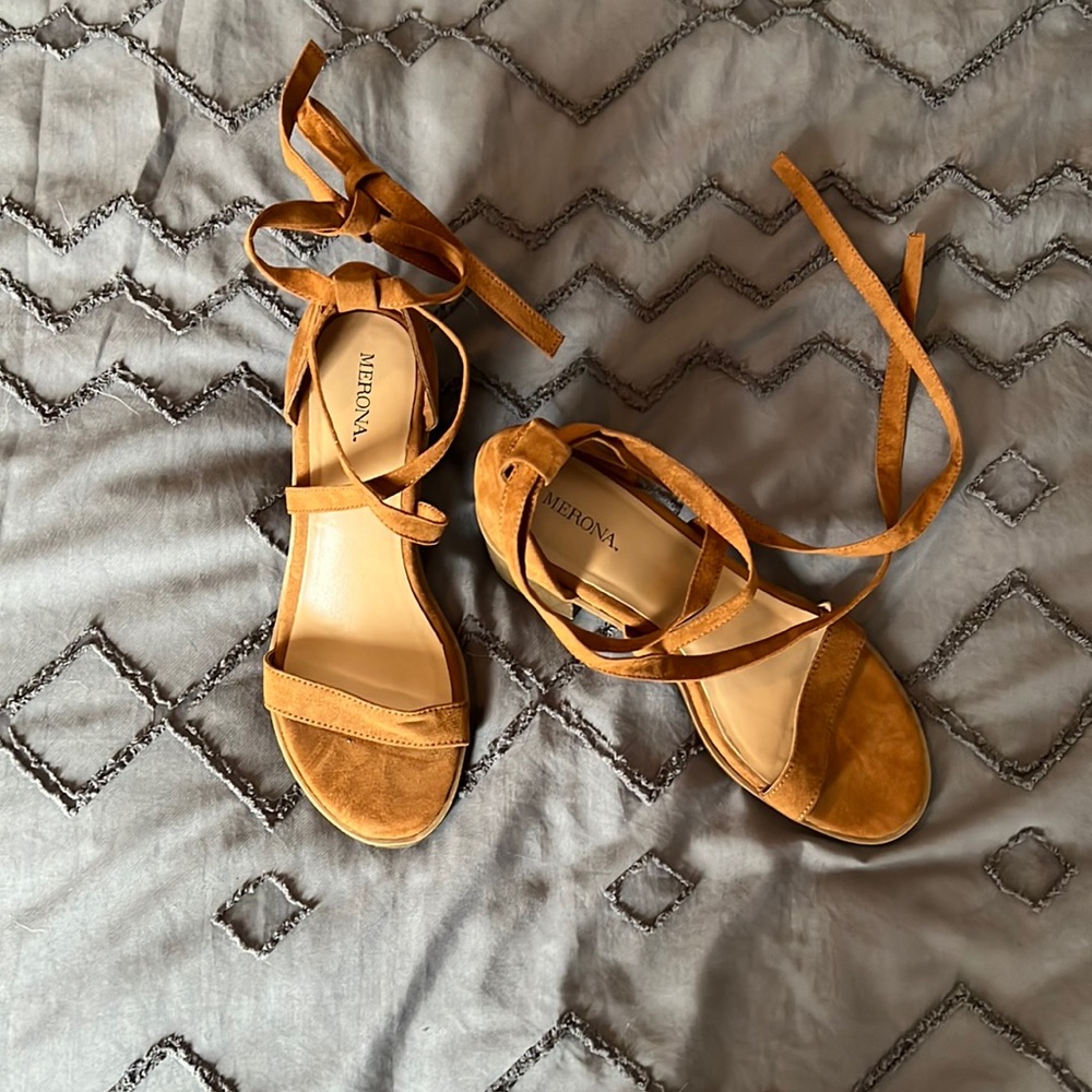 Neutral tie on heels